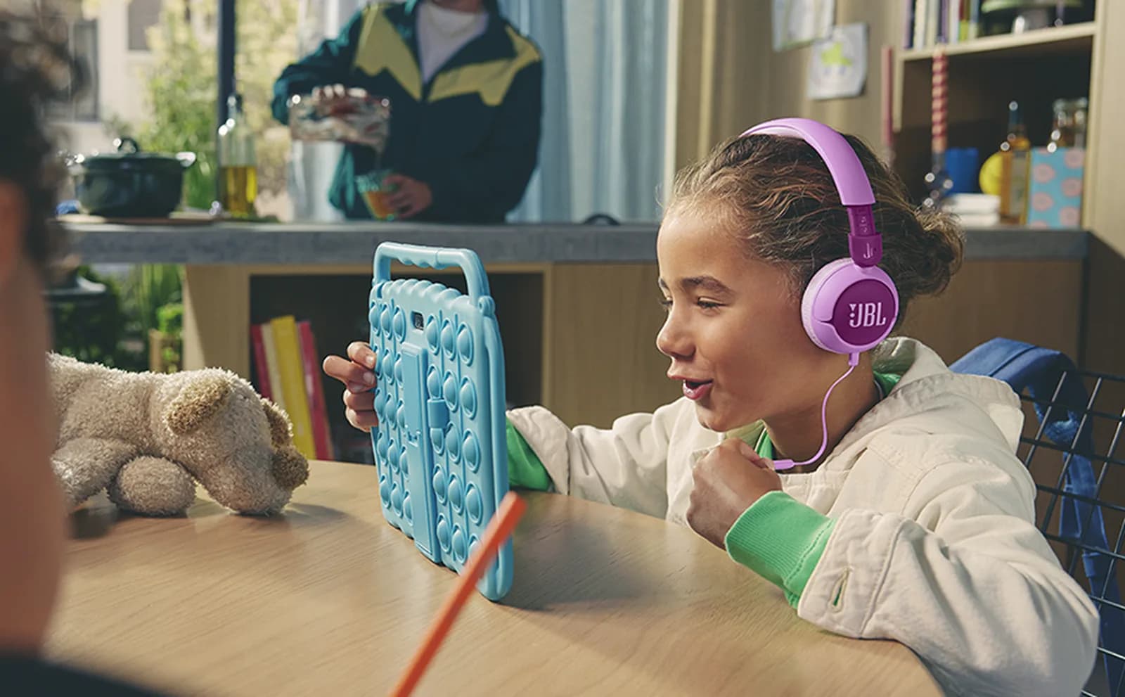 سماعات رأس Junior 320BT اللاسلكية فوق الأذن بتقنية البلوتوث مع ميكروفون مدمج من JBL  | بنفسجي - صورة 11